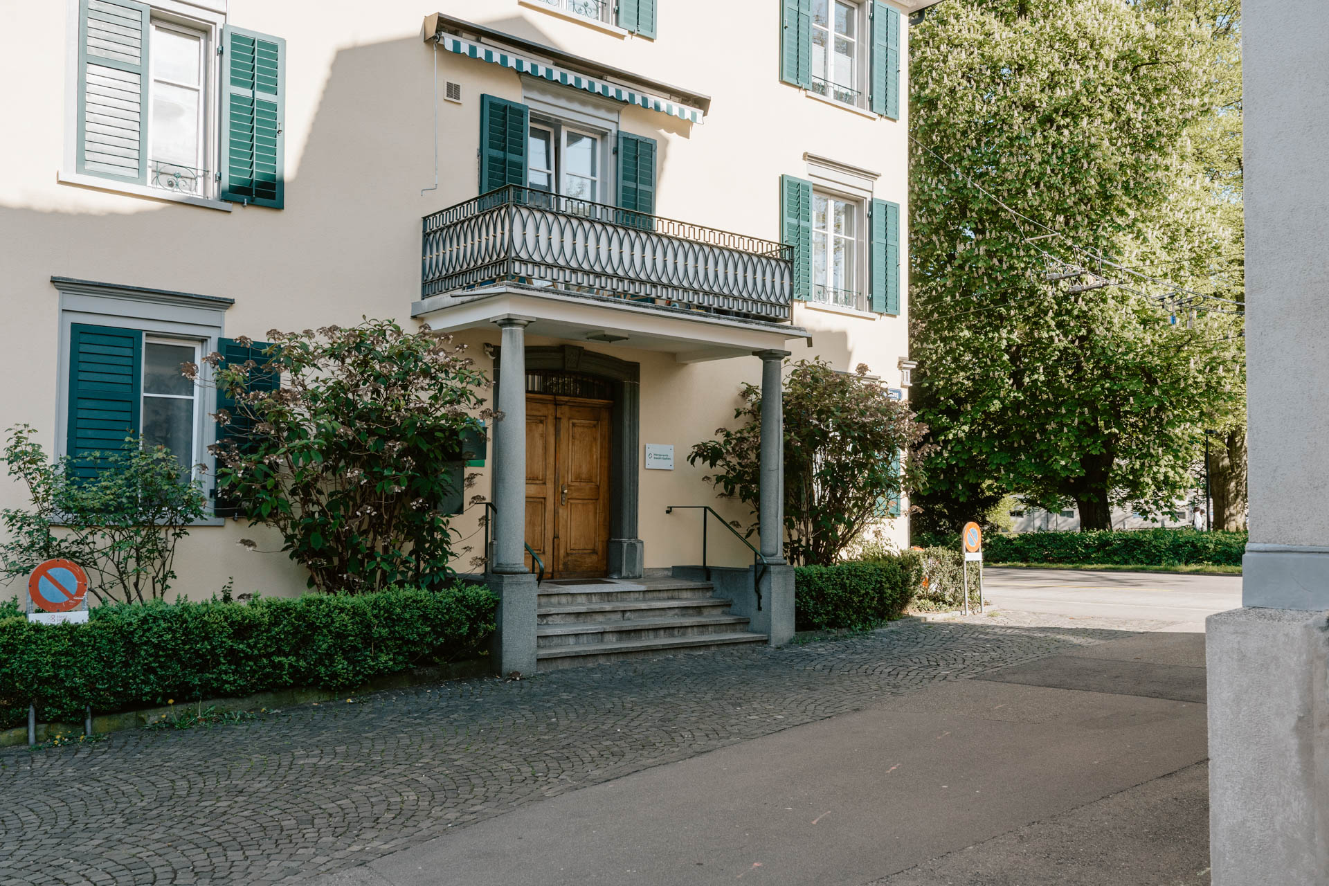 Eingangstüre zur Kardiologiepraxis
